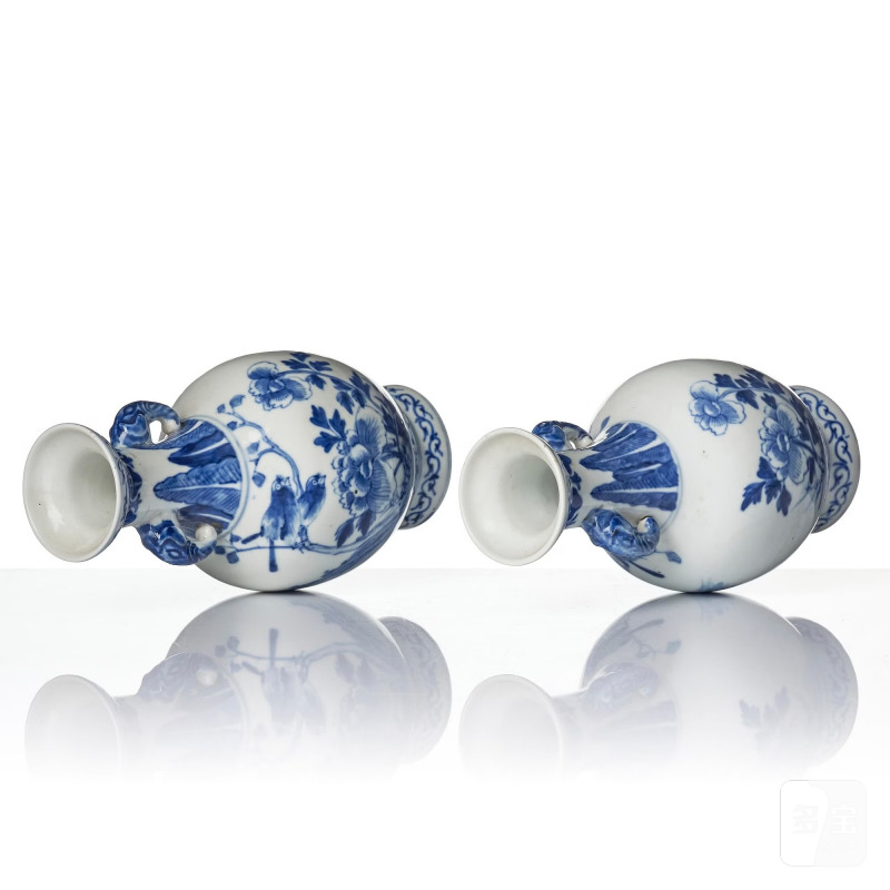 A pair of blue and white 'peony and birds' vases, - 图5